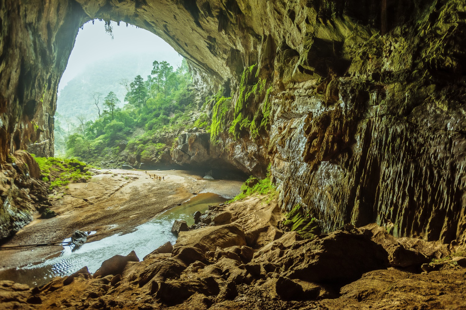 Hang En, the world's third-largest cave