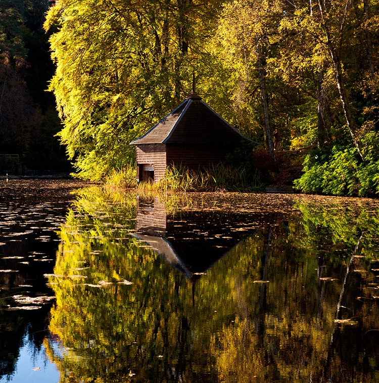 Loch Dunmore boating hut, by baaker2009. CC BY 2.0