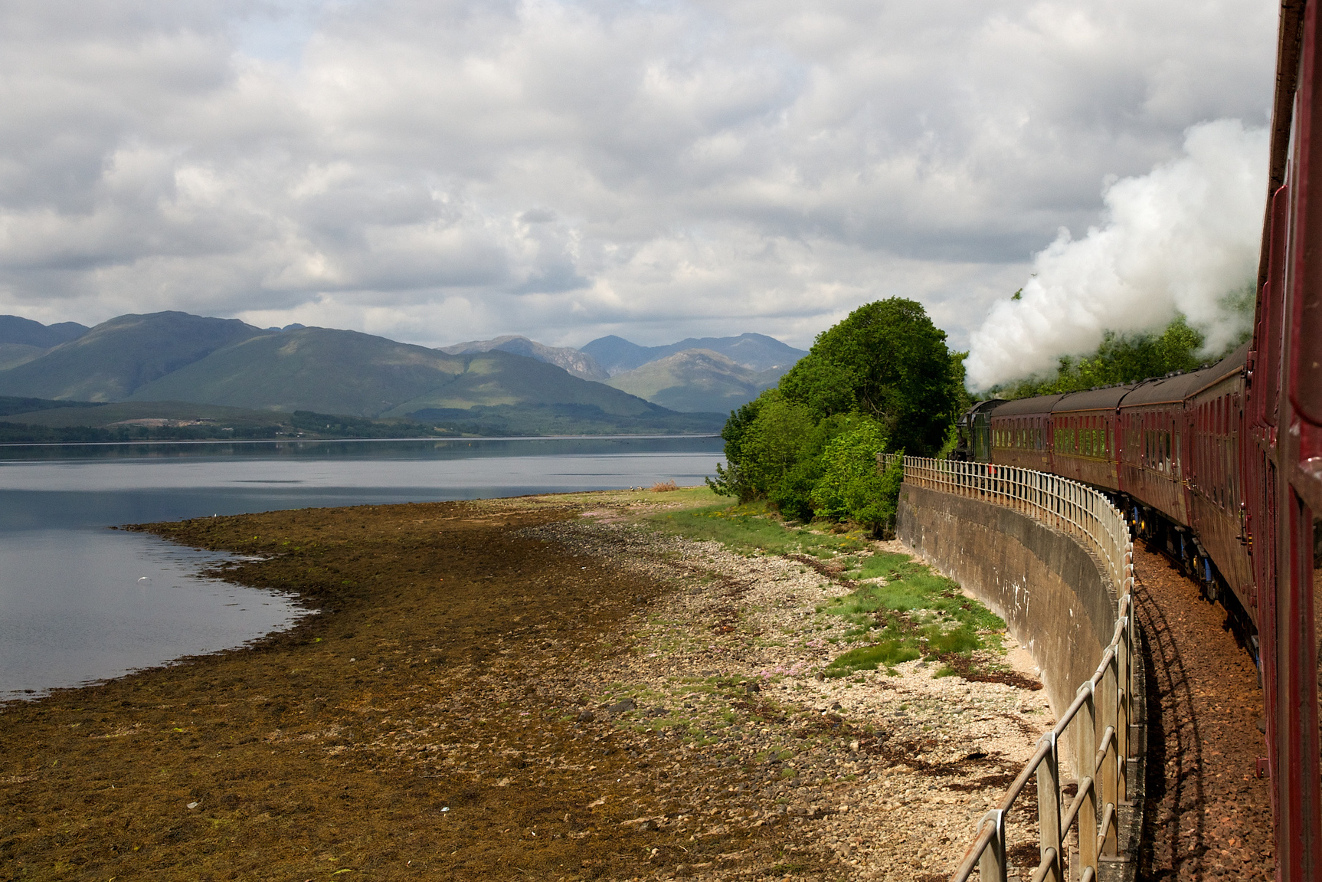 The Jacobite Steam Train passes Loch Linnhe. Image by Christoph Strässler / CC BY-SA 2.0