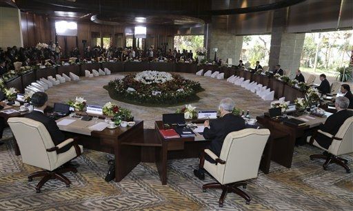 Leaders at APEC round table meeting