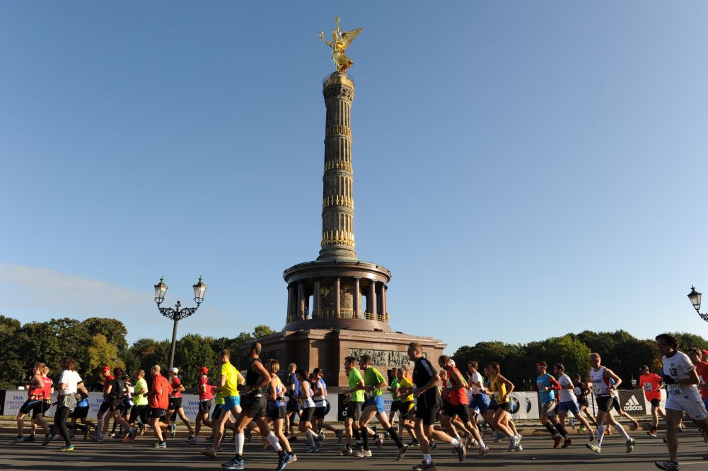 Runners at the Victory Column