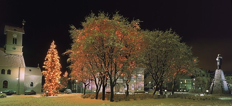 Of course, that's not to say it isn't pretty.... Austurvöllur by Parliament covered in Christmas snow.