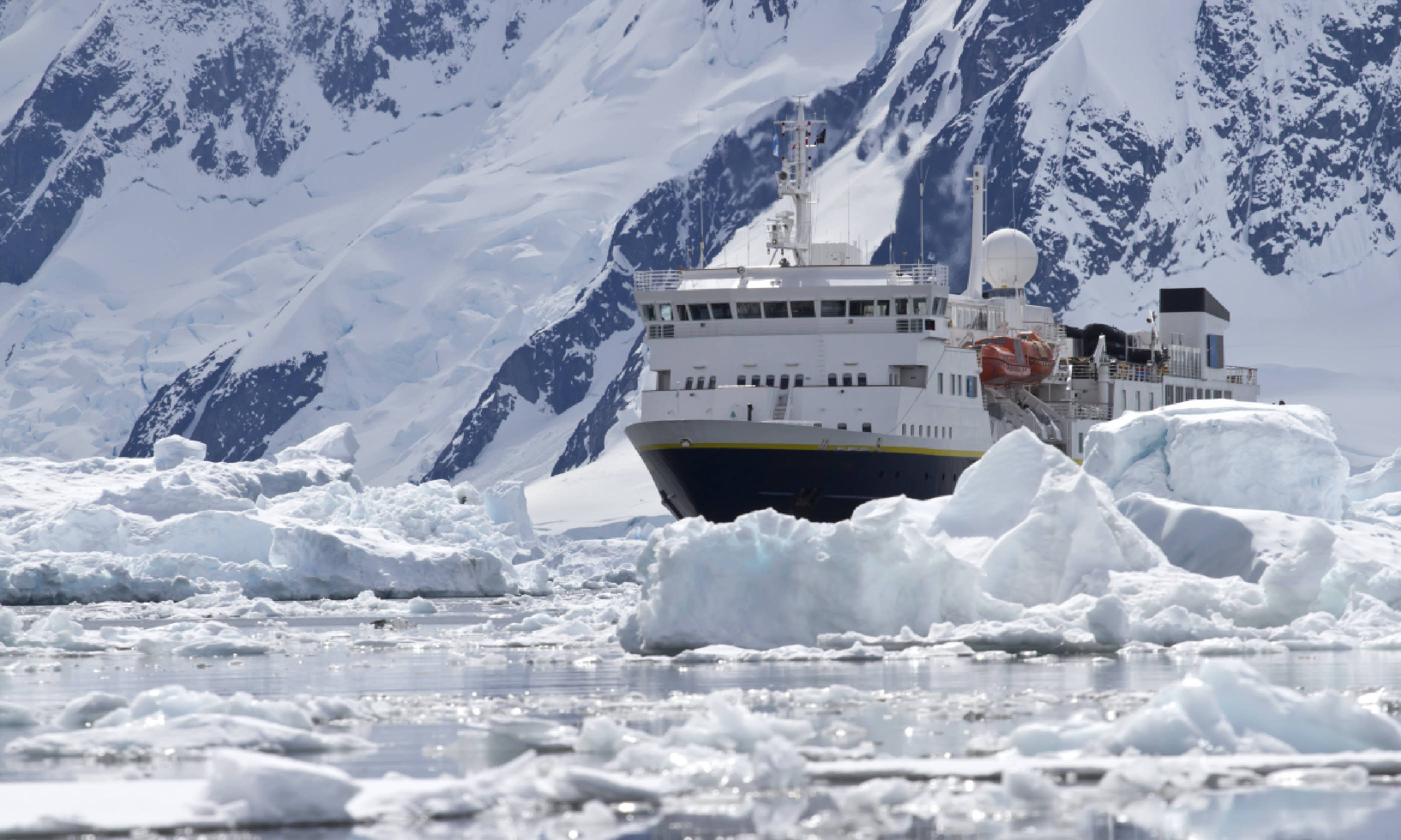 Ship crossing Antarctic Peninsula (Shutterstock)