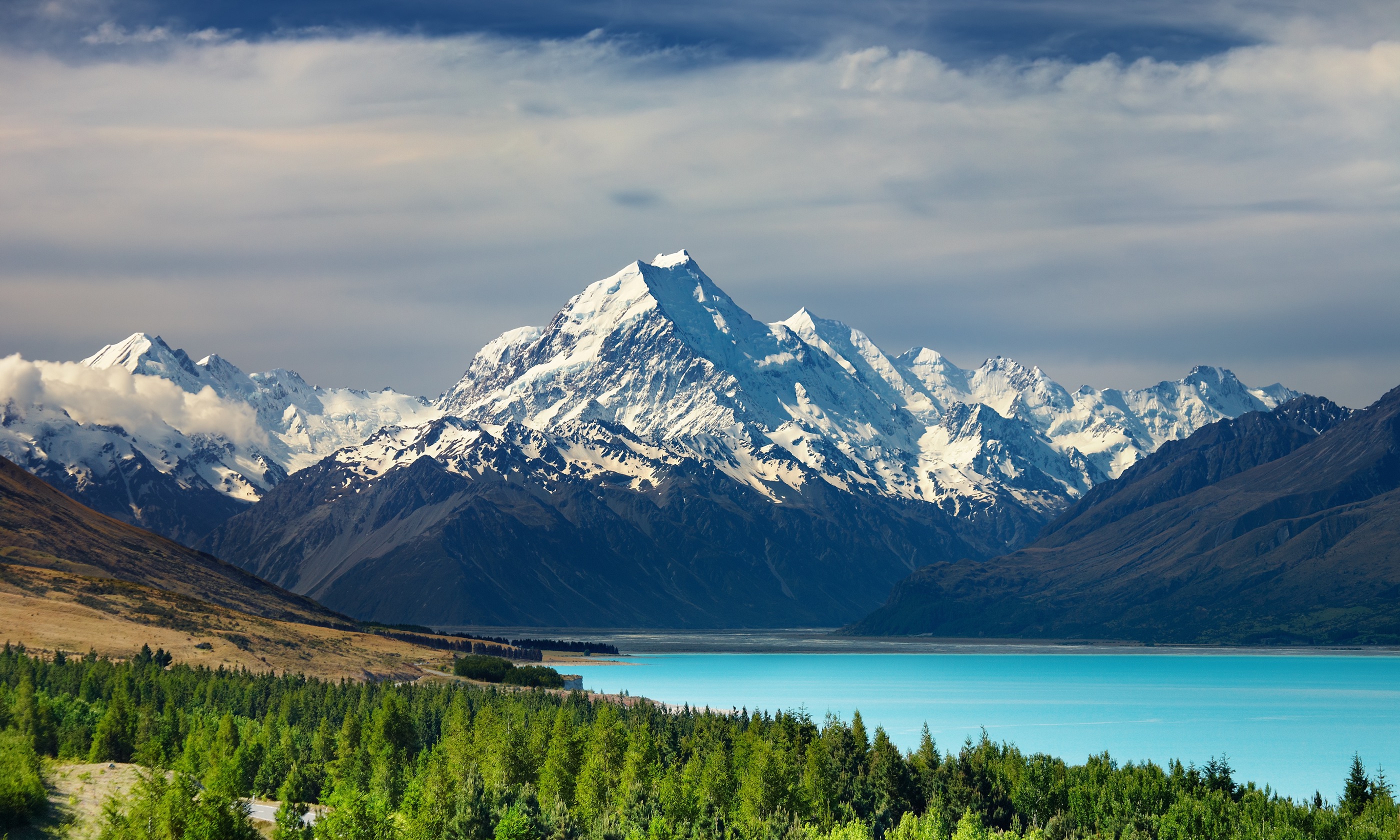Mount Cook and Pukaki Lake (Shutterstock.com. See main credit below)