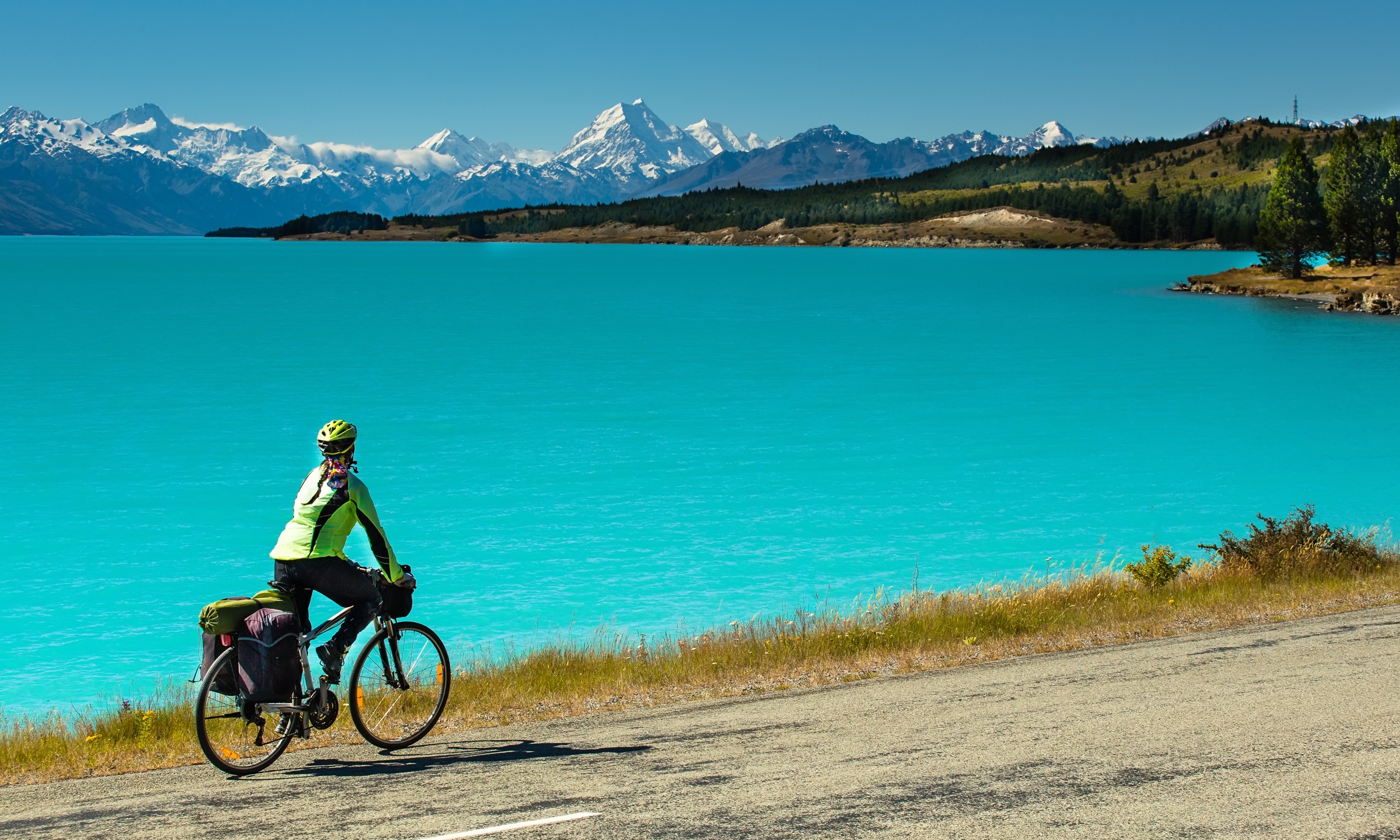 Cycling along Lake Pukaki (Shutterstock.com)