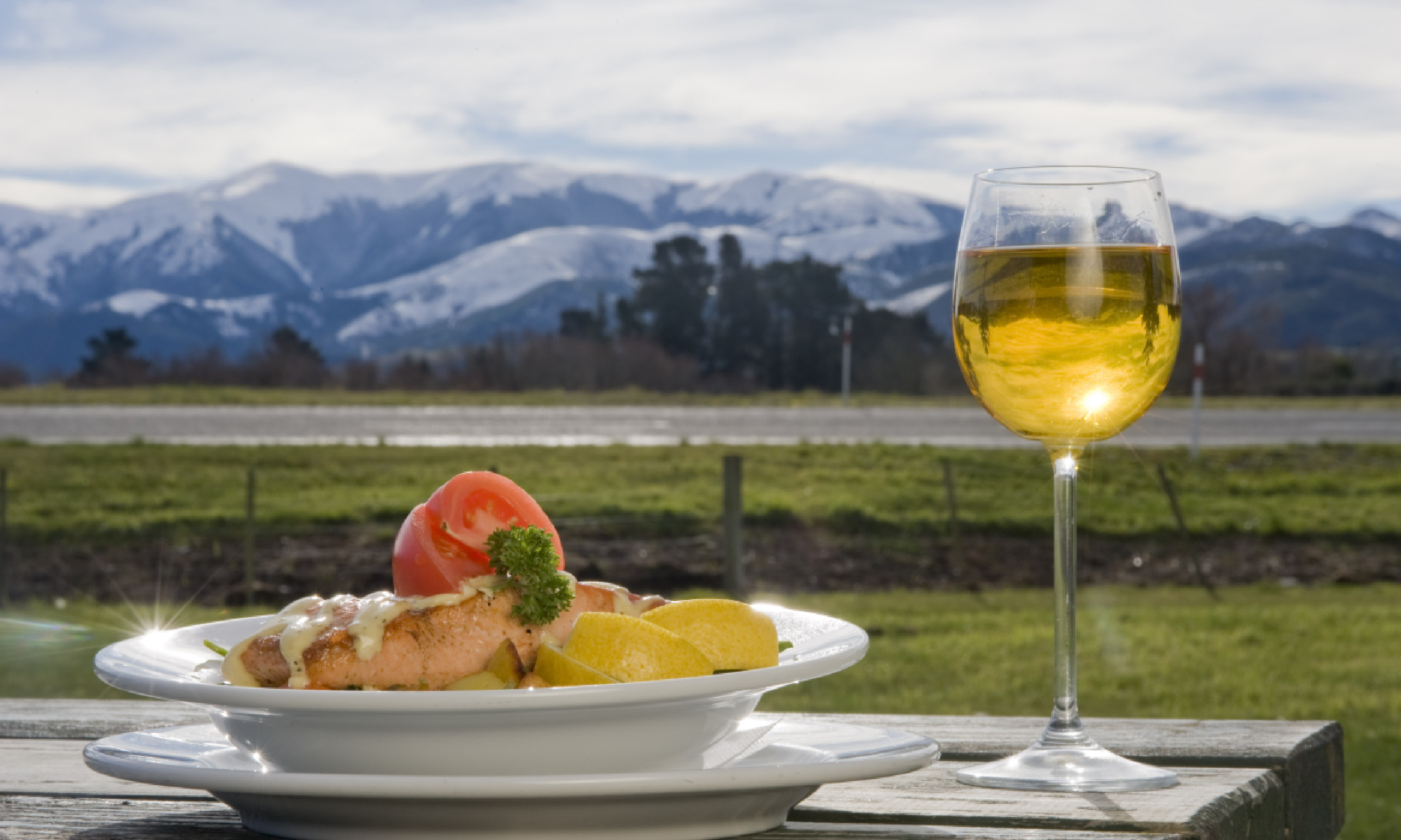 Dining in New Zealand (Shutterstock)