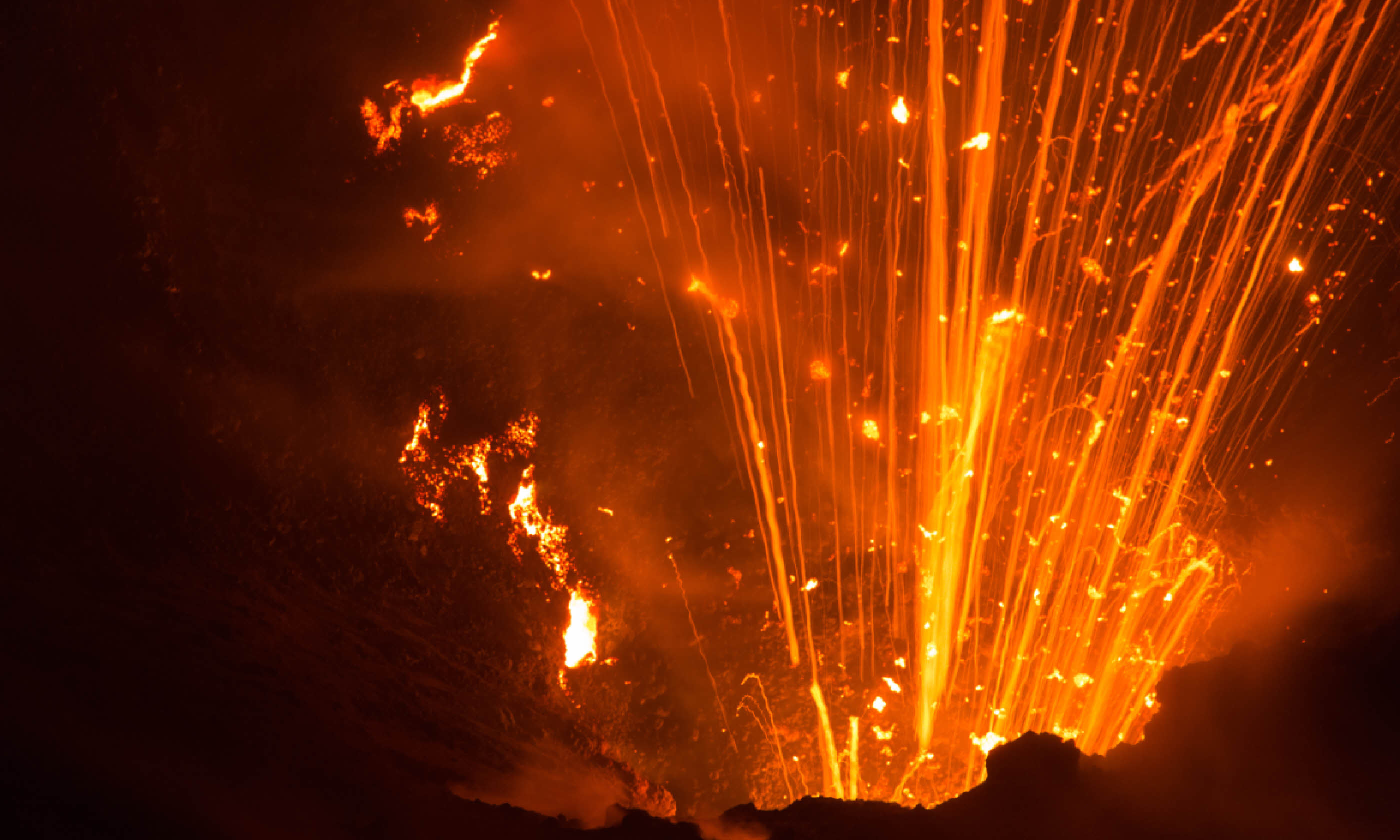 Volcano Yasur eruption (Shutterstock)