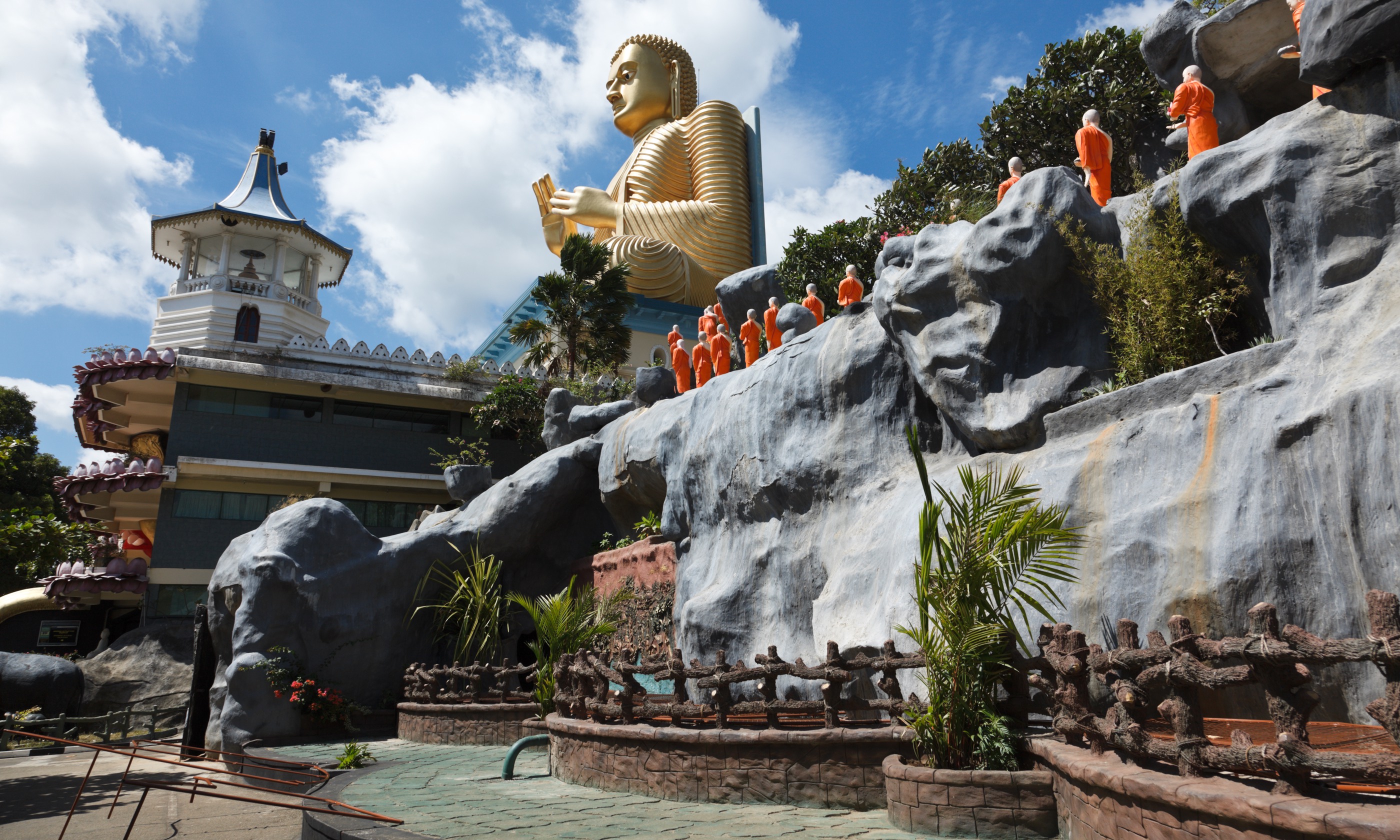Gold Buddha temple, Dambulla (Shutterstock.com) 