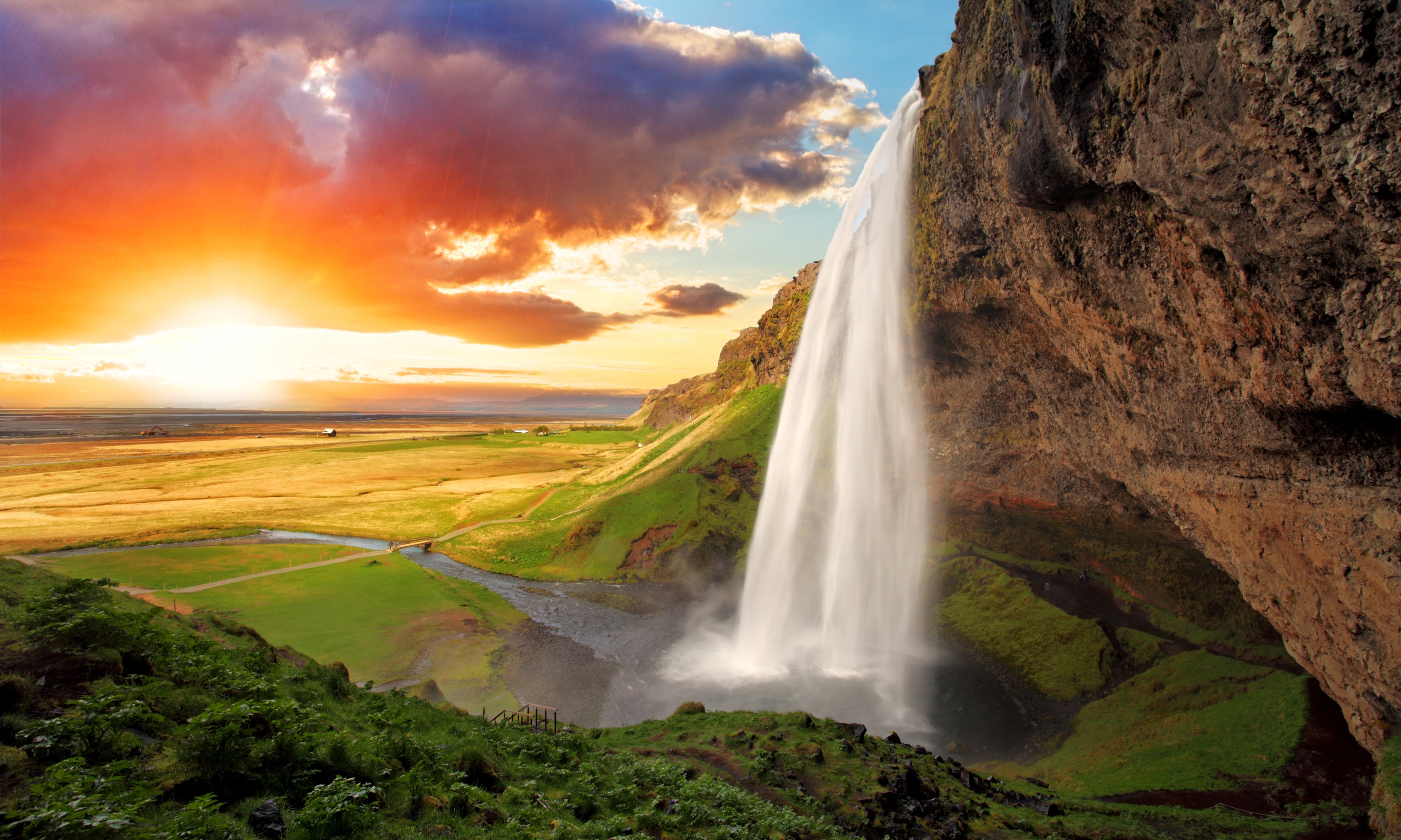 Seljalandsfoss (Shutterstock.com) 