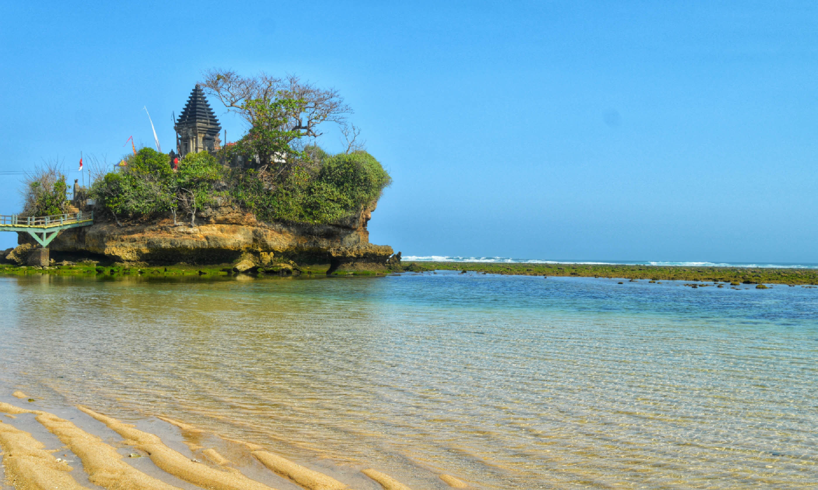 Balekambang beach temple (Dreamstime)