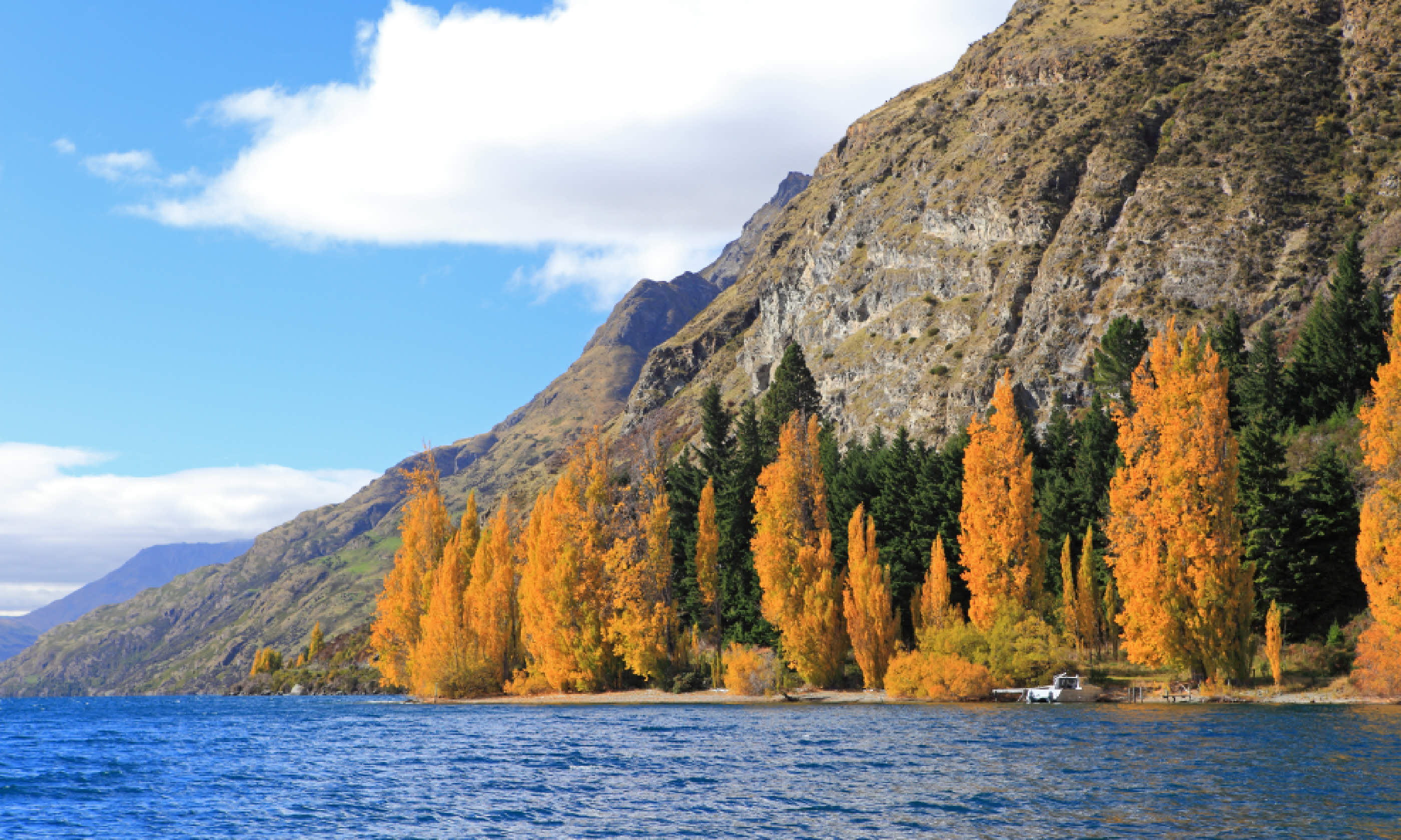 Autumn scenery at the Wakatipu lake, Queenstown (Shutterstock)