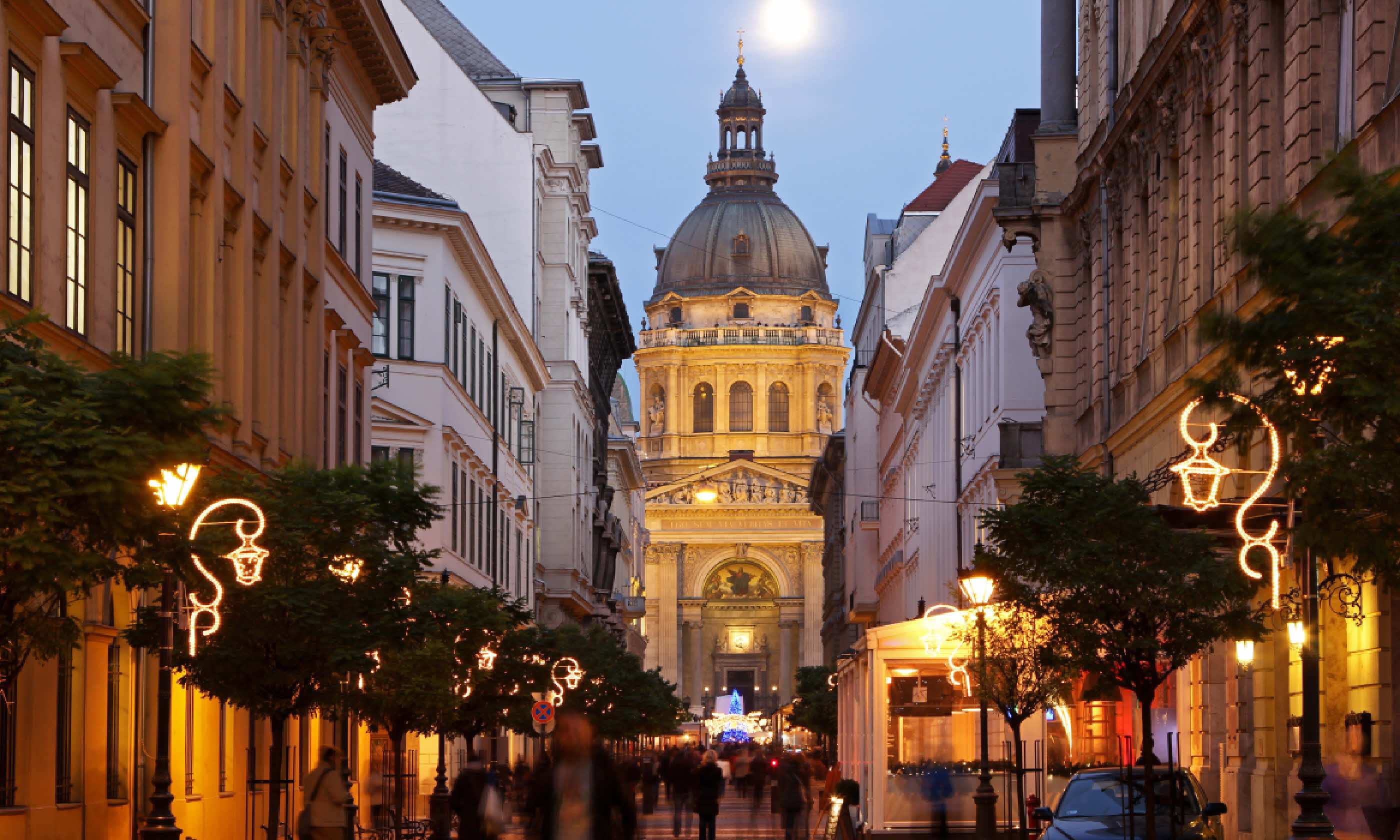 Christmas market in front of St Stephen's Basilica in Budapest (Shutterstock)