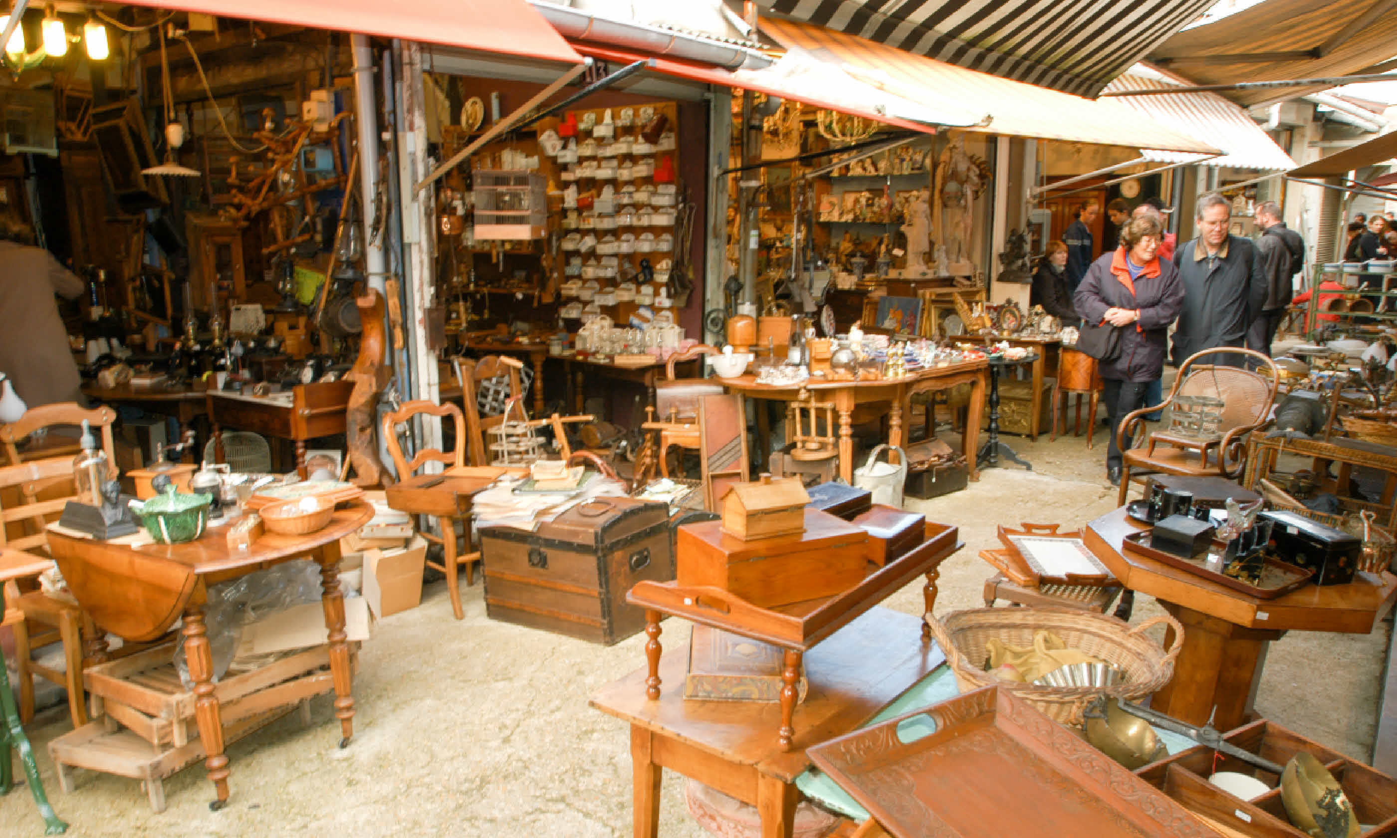 Flea market shopping in Paris (Shutterstock)