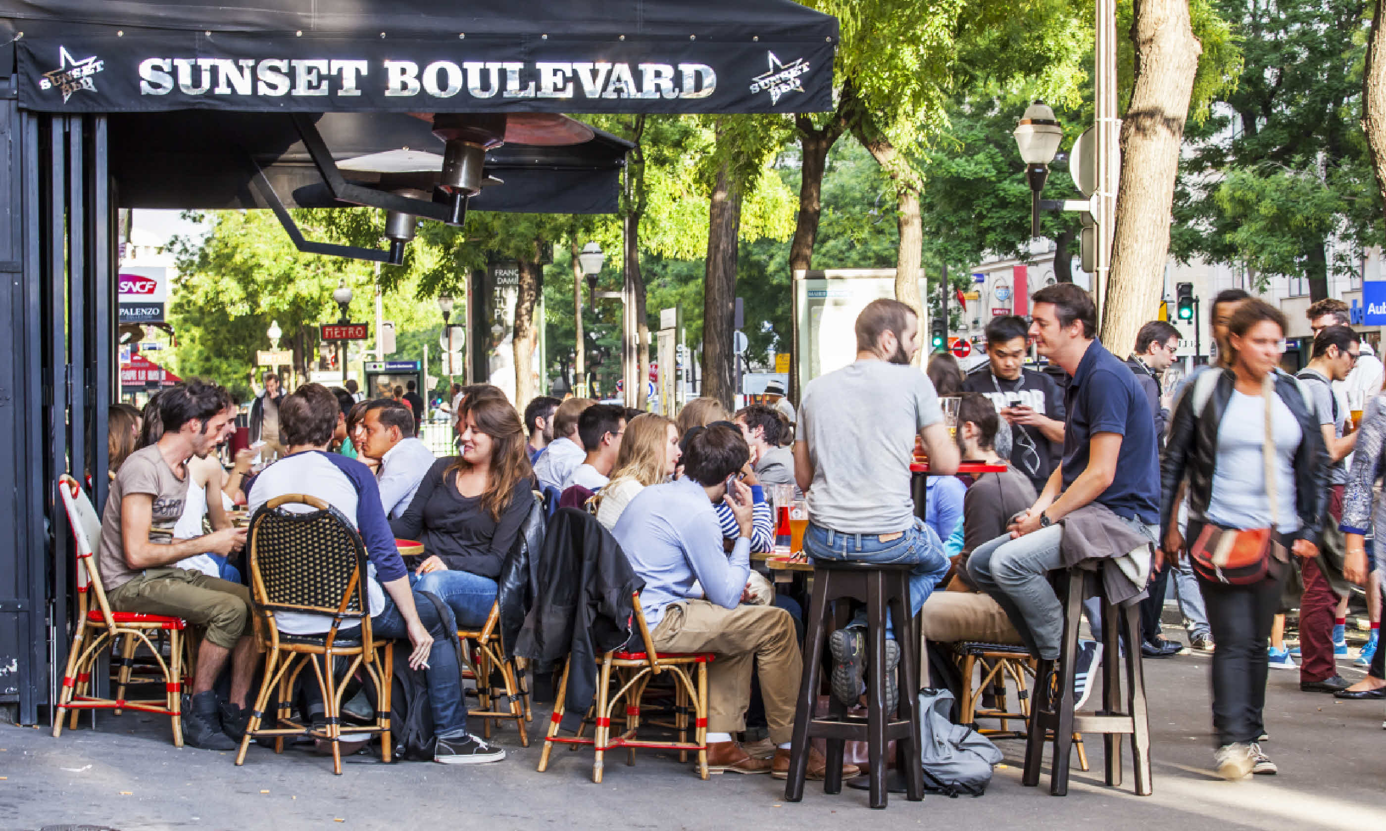 Paris cafe (Shutterstock)