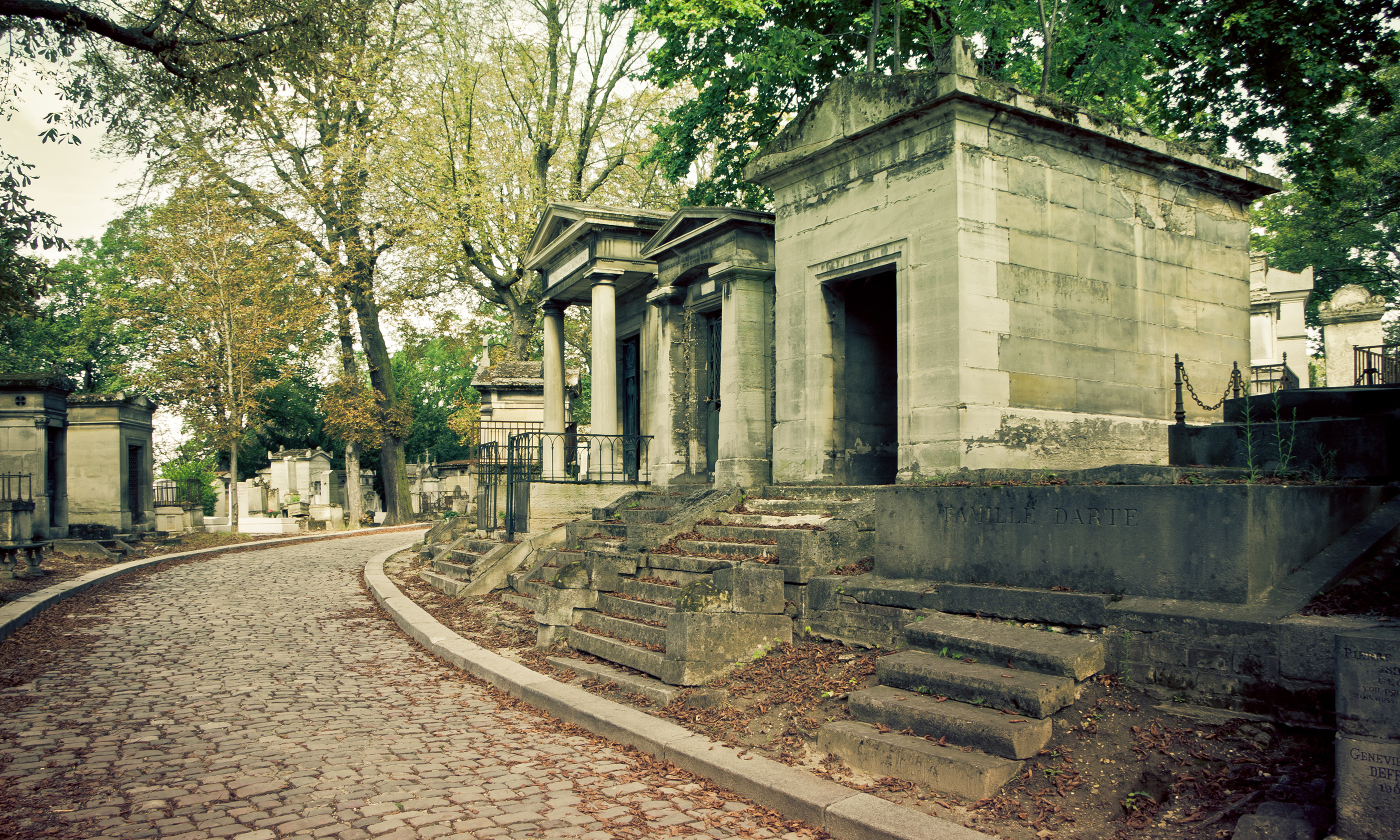 Tombs of Pere Lachaise cemetery (Shutterstock: see credit below)