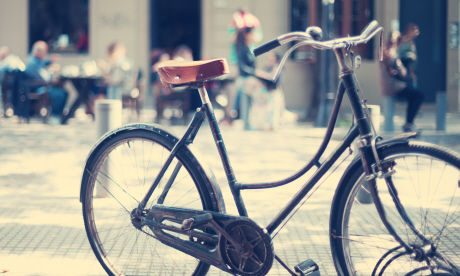 Vintage bicycle in Paris (Shutterstock)