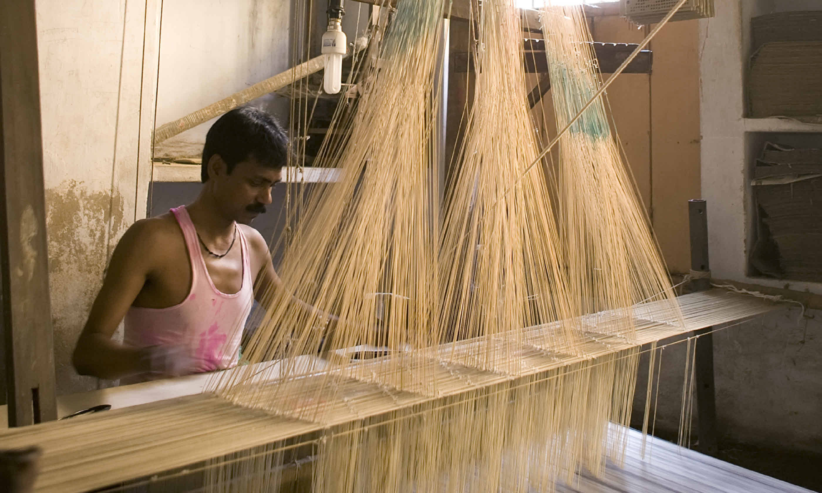 Making sari cloth (Shutterstock)
