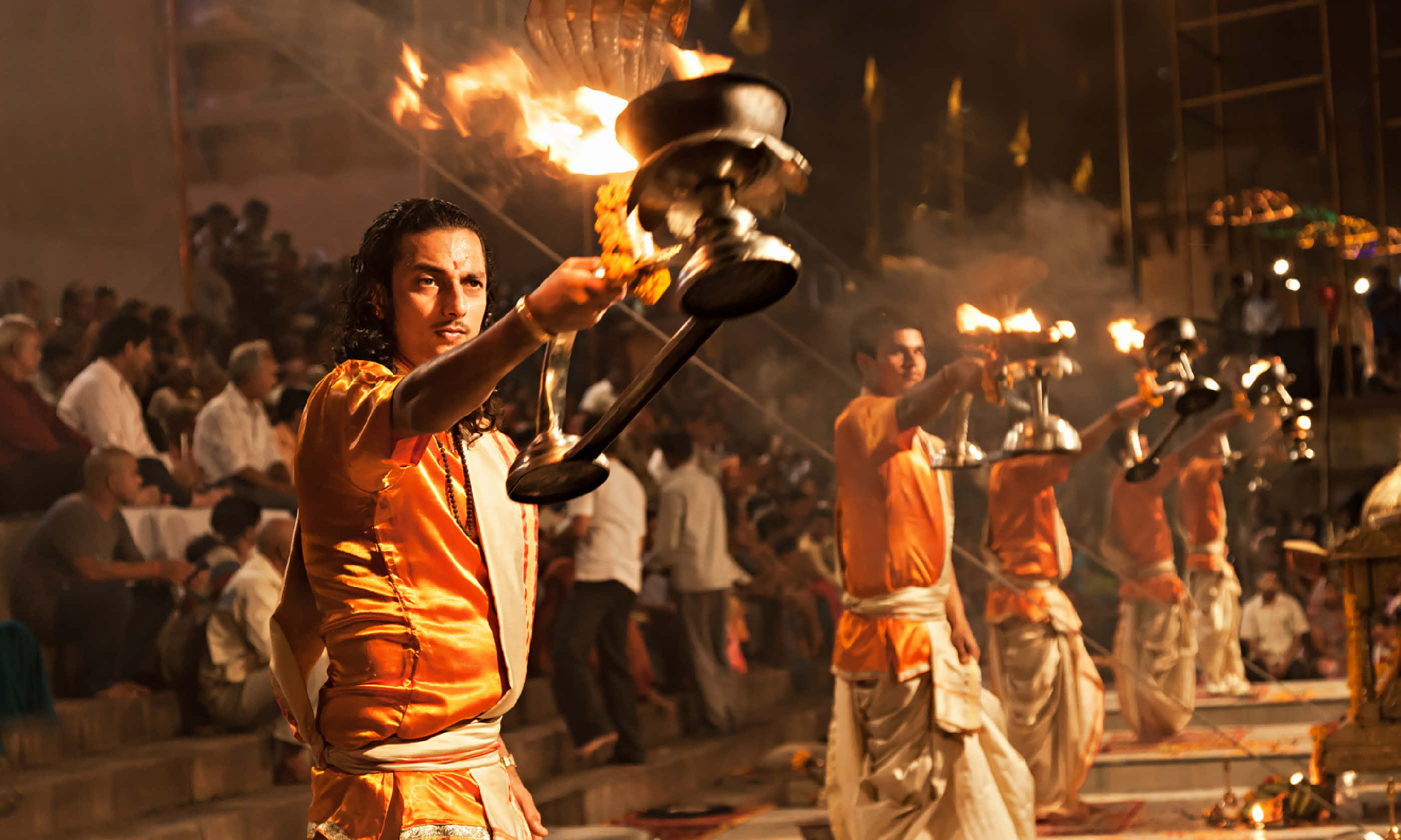 Ganga Aarti ritual (fire puja) (Shutterstock)
