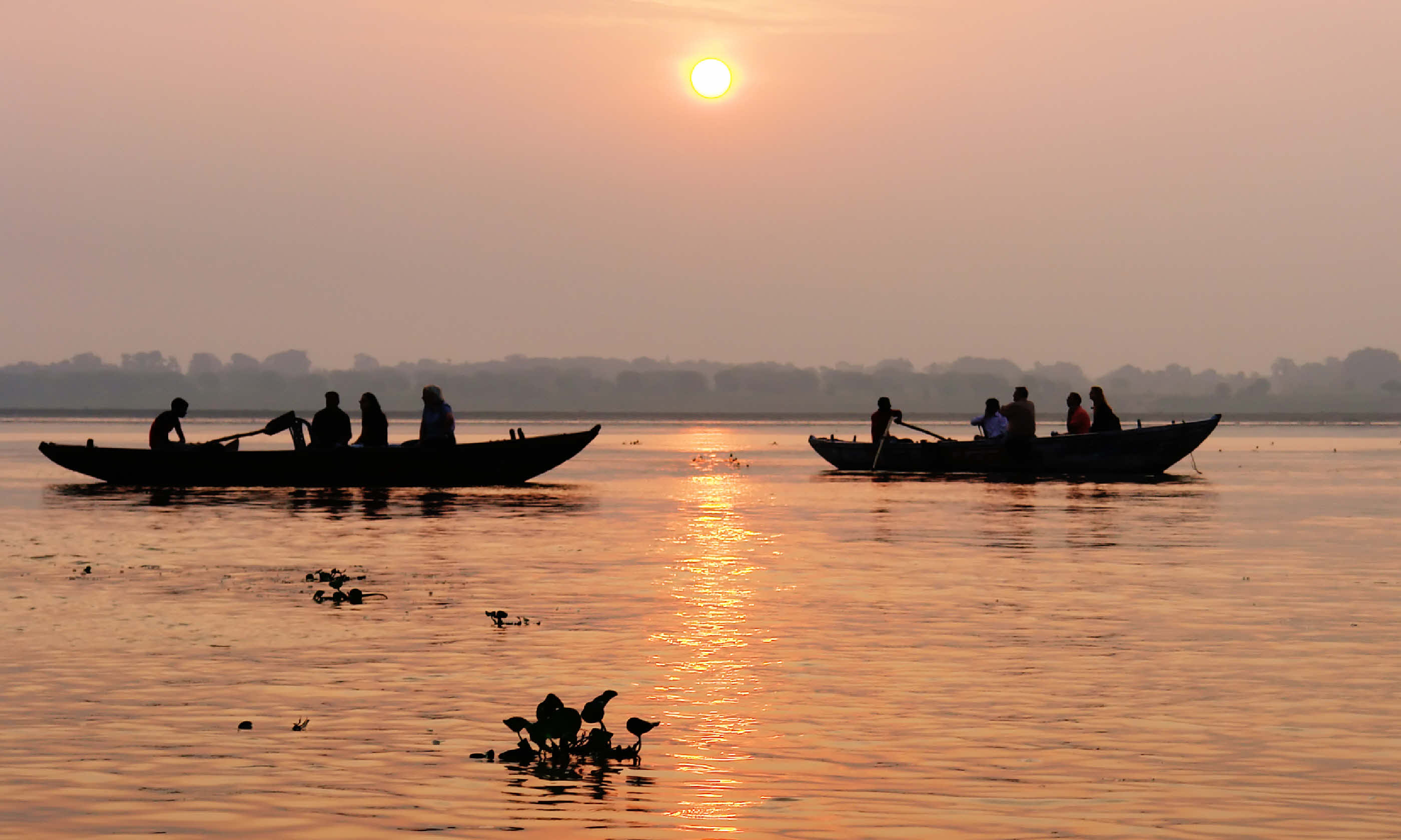 Traditional boat trip on Ganjes river at sunrise (Shutterstock)