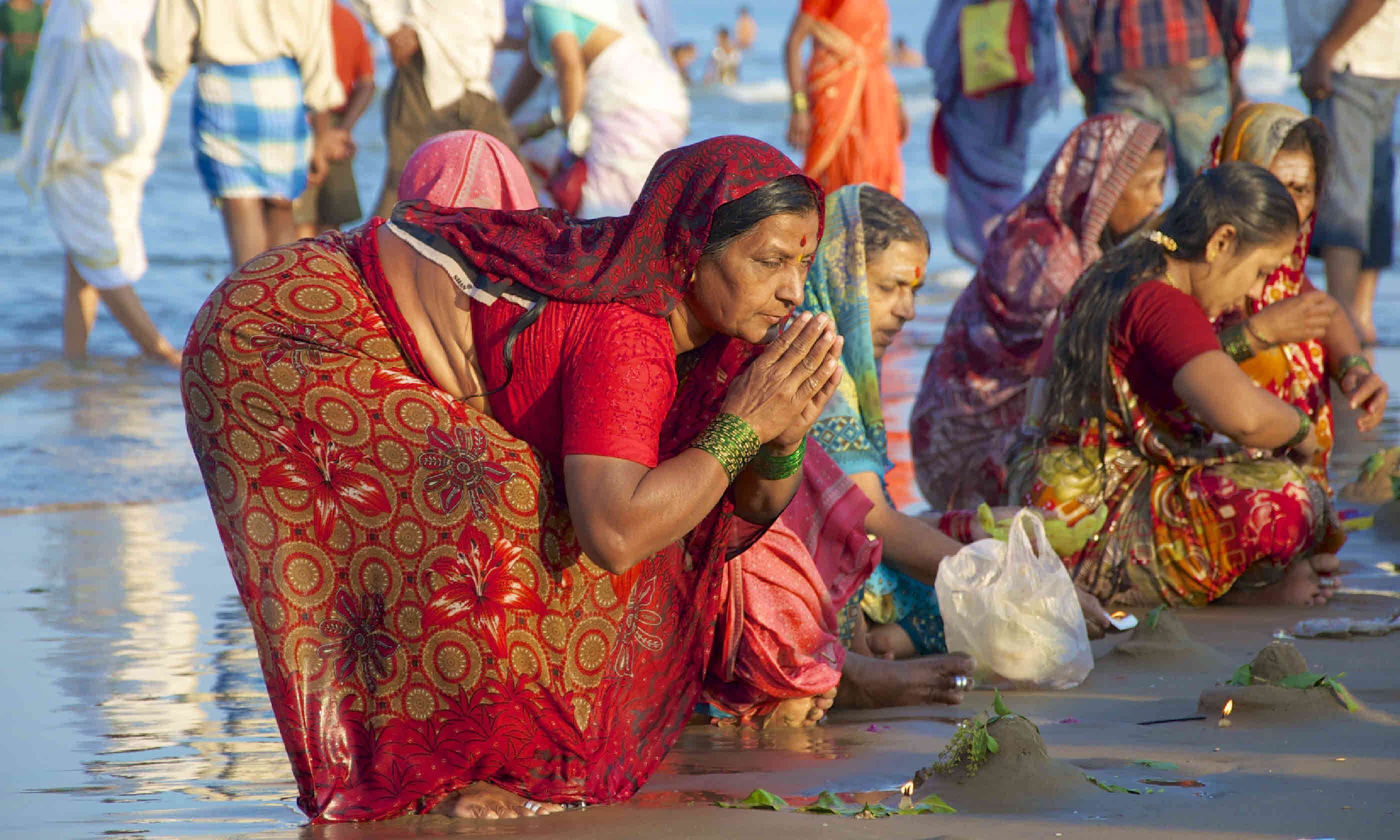 Women pray and celebrate Maha Shivaratri (Shutterstock)