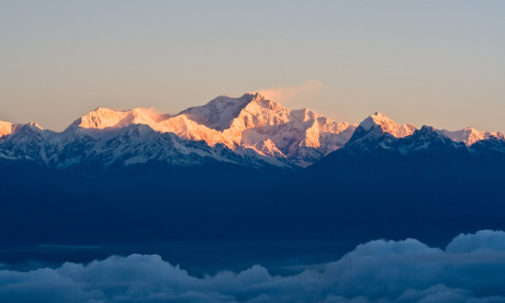Kangchenjunga fades from pink to peach in the Himalaya (Flickr: Aaron Ostrovsky)