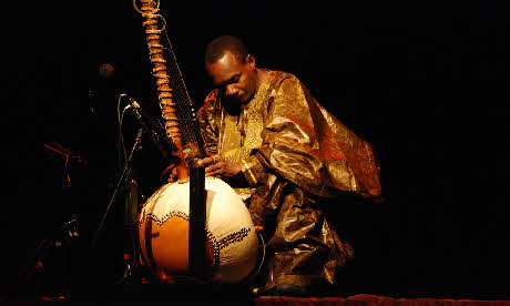 Toumani Diabate playing the kora (Flickr: Gary Larson)