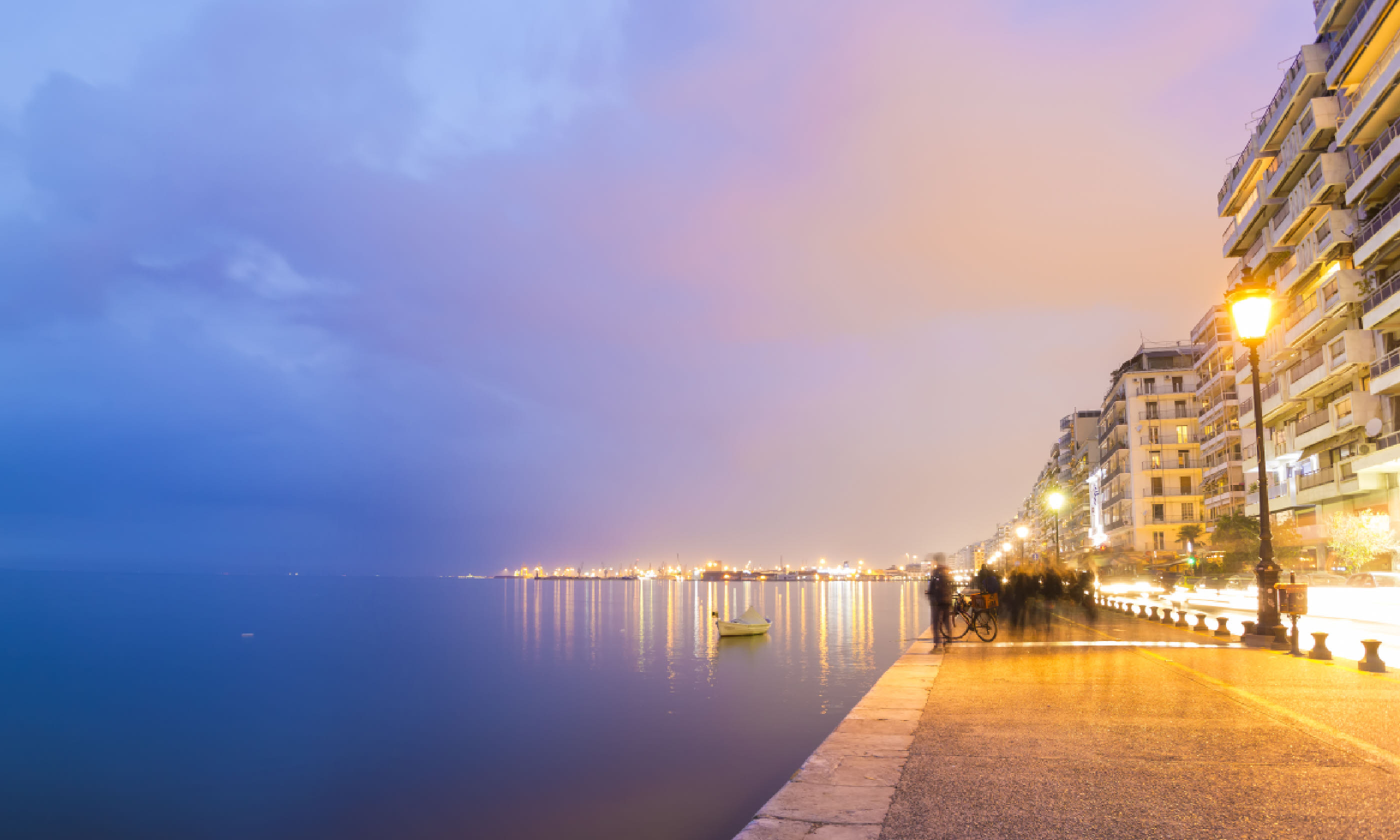 Thessaloniki city by night (Shutterstock)