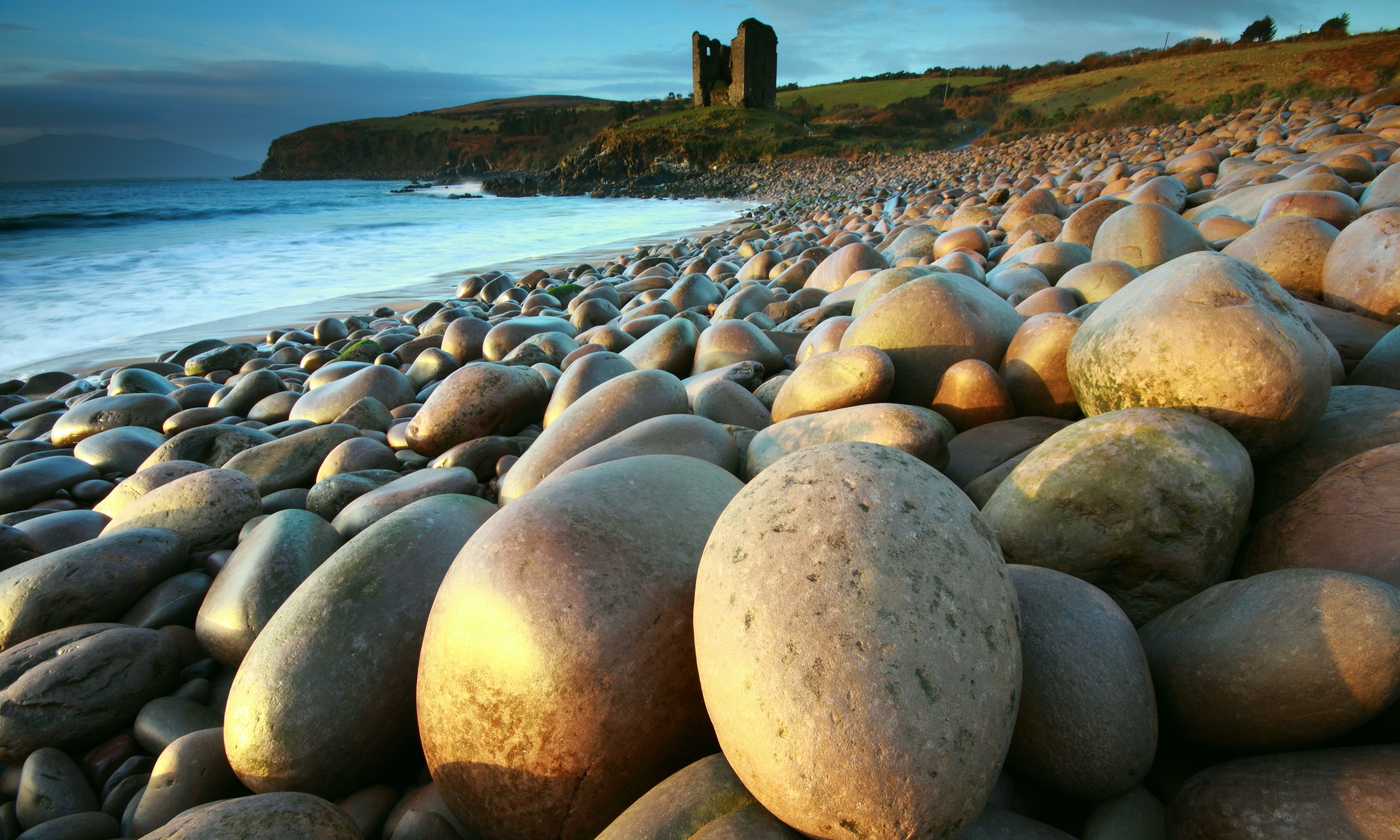 Cill Mihuire Castle, Dingle Peninsula (Shutterstock.com) 