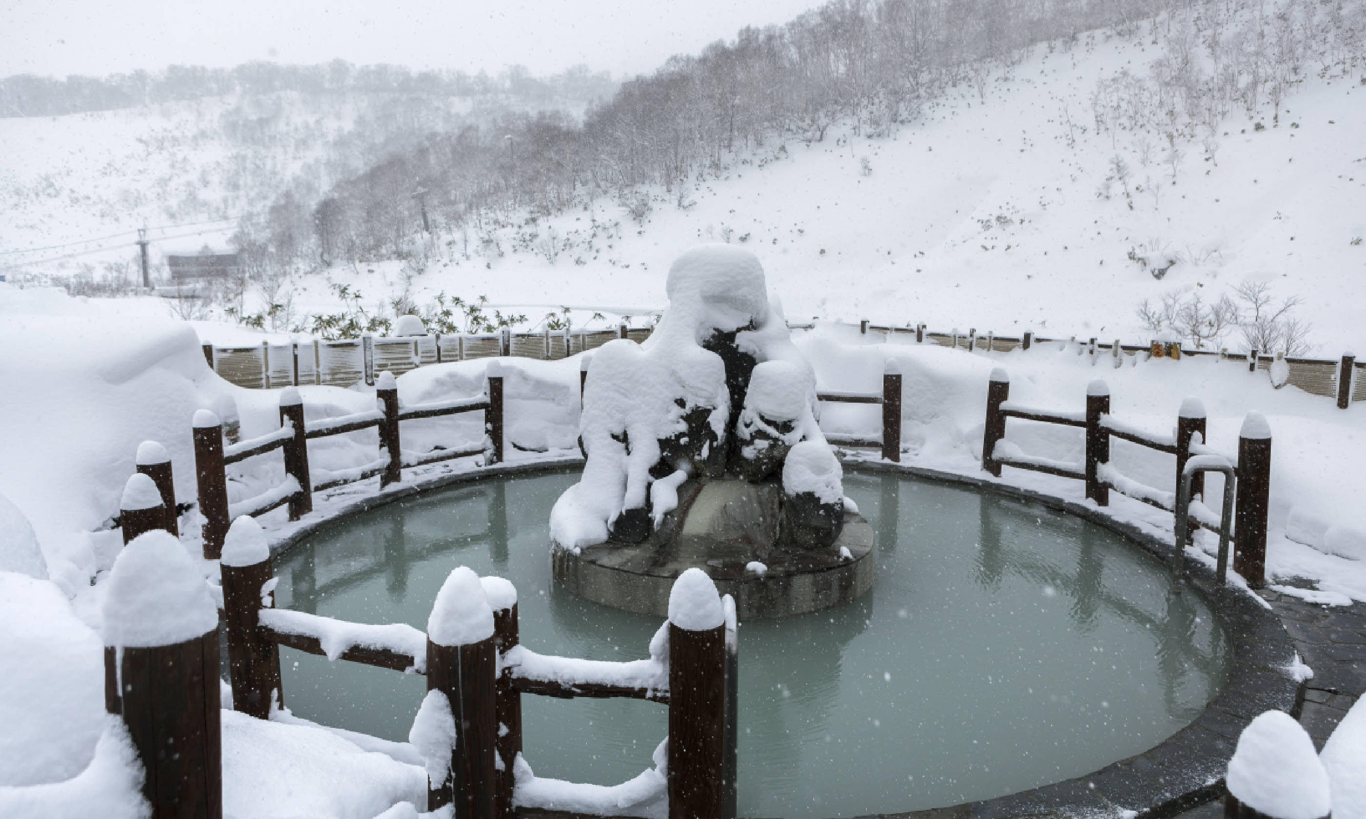 Open air hot onsen in snow winter, Hokkaido (Shutterstock)