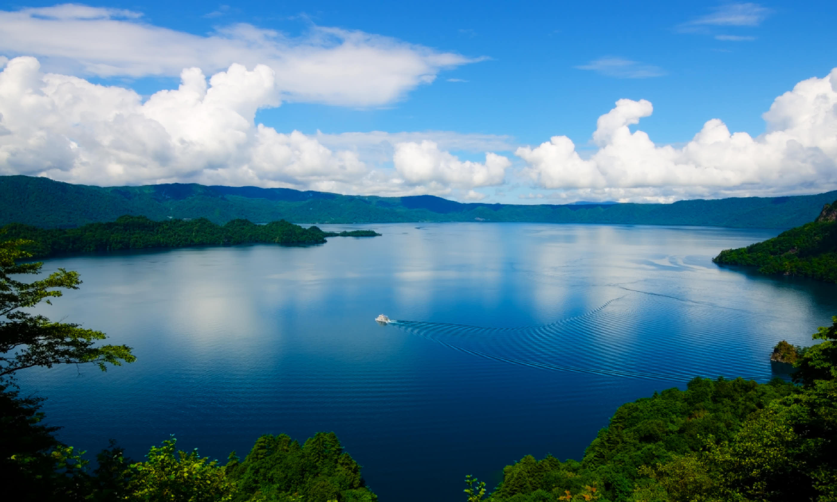 Lake Towada (Shutterstock)