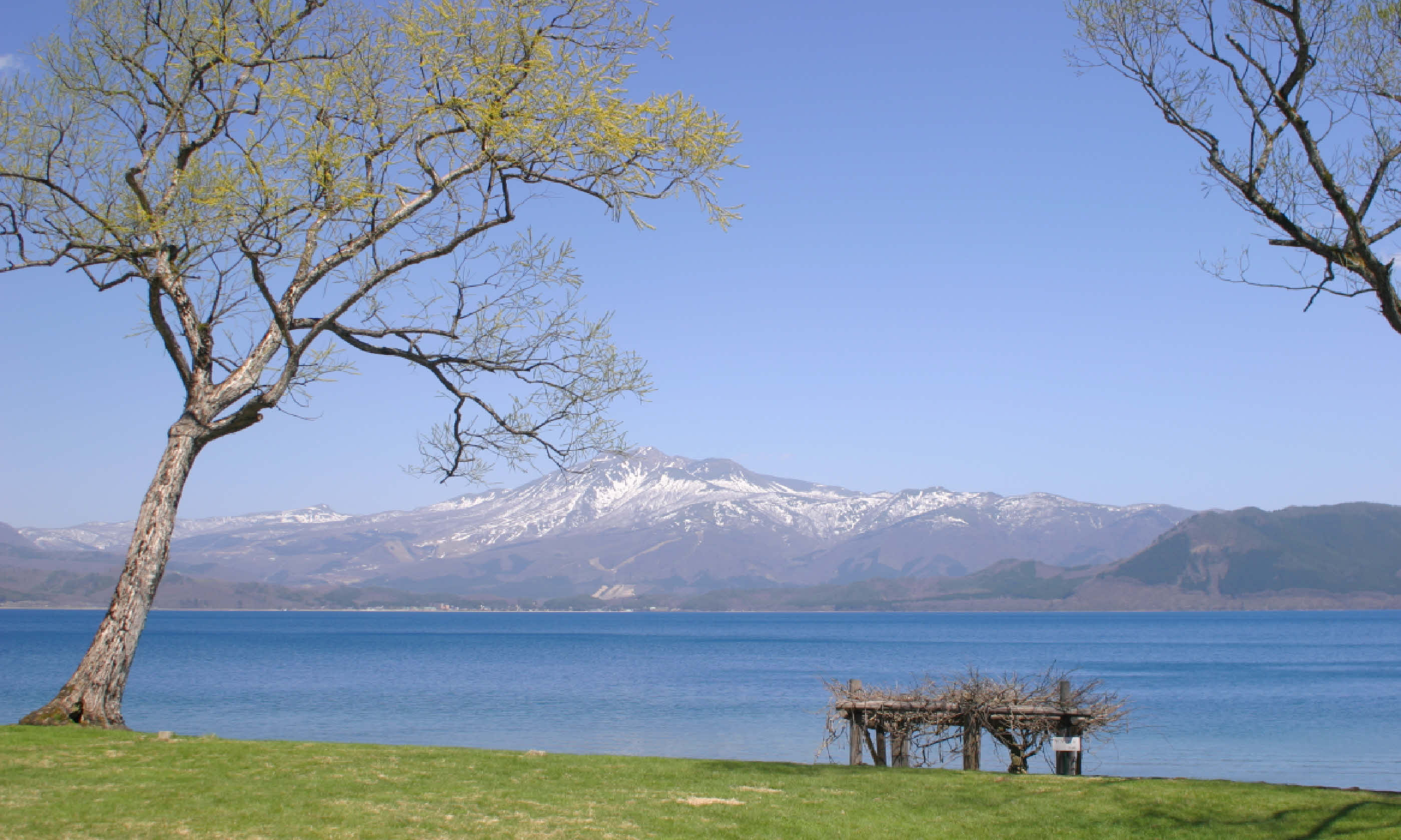 Mt. Komagatake from the shore of Tazawa lake (Shutterstock)