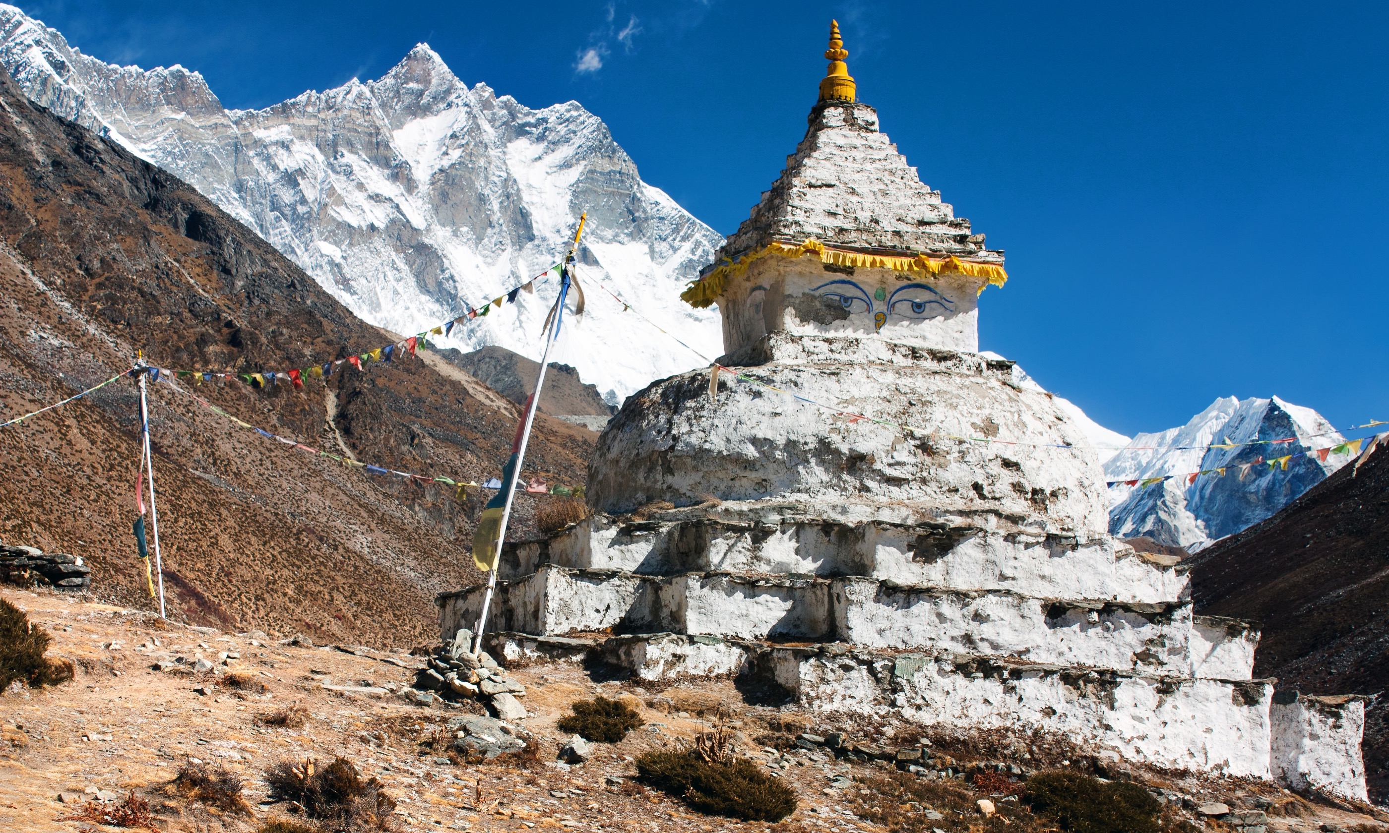 Buddist Stupa, Mt Lhotse (Shutterstock.com)