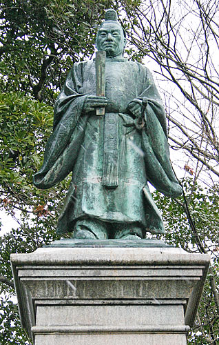 English: Statue of Ii Naosuke at Hikone Castle...