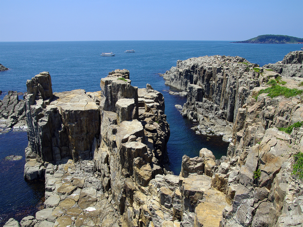 東尋坊と晴れ渡る越前の海 (Tojinbo)