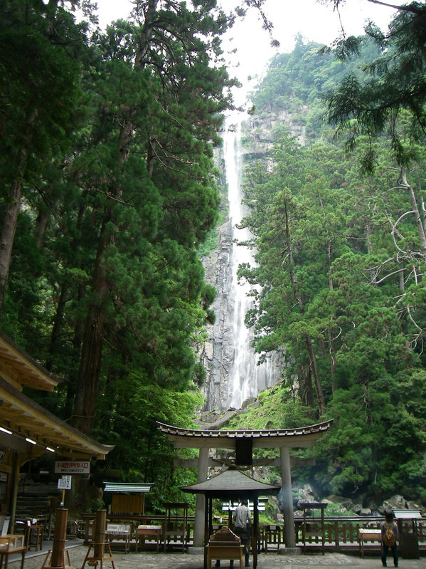 Nachi Falls - Awe-Inspiring Waterfall (photo: disc00/flickr)