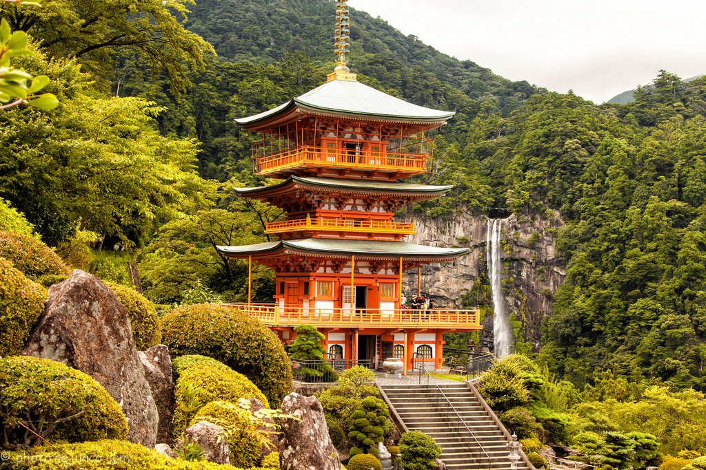 Nachi Taisha Shrine and Waterfall (photo: sejunco/flickr)