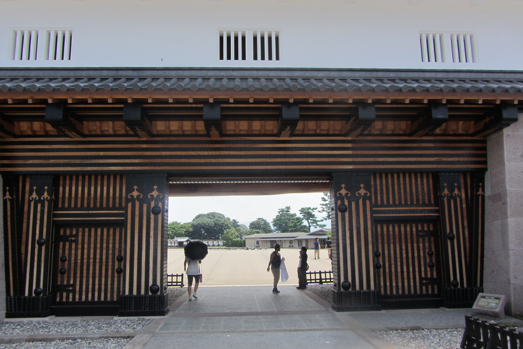 Hashizume-mon - main gate of Kanazawa Castle (photo:  Joel Abroad/flickr) 
