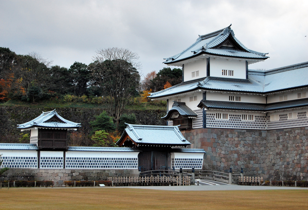 Hashizume-mon & Tsuzuki Yagura at Kanazawa Castle Park (photo: jpellgen/flickr)