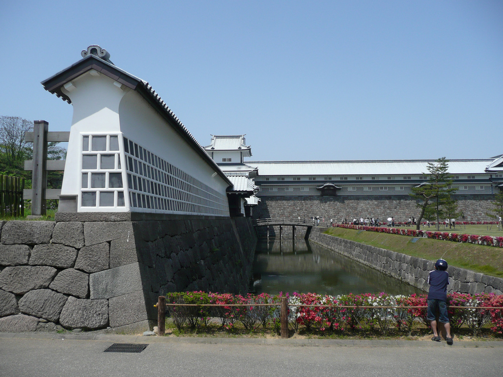 Tsuru-no-maru Dobei - Shown on left (photo:  teikan/flickr)