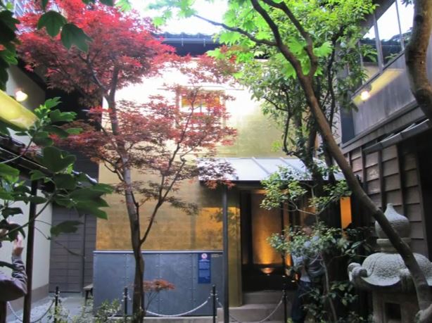 Higashi Chaya shop with wall covered in gold leaf