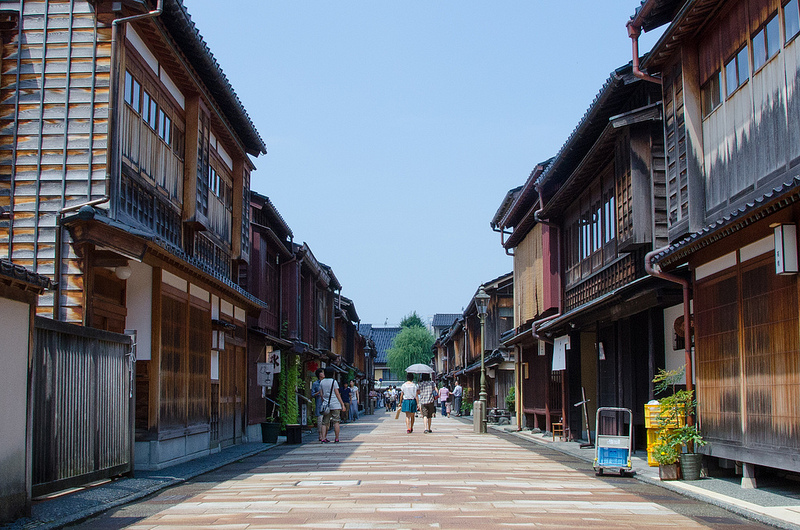 Higashi Chaya-machi in Ishikawa Prefecture (photo: cotaro70s/flickr)