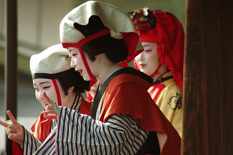 Maiko dance for Setsubun at Yasaka 2014 IV (photo: rverscha/flickr)