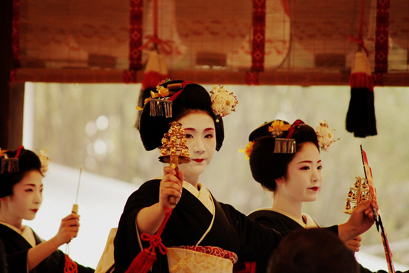 Maiko dance for Setsubun at Yasaka 2014 (photo: rverscha/flickr)