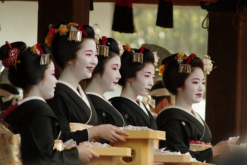 Maiko dance for Setsubun at Yasaka 2014 II (photo: rverscha/flickr)