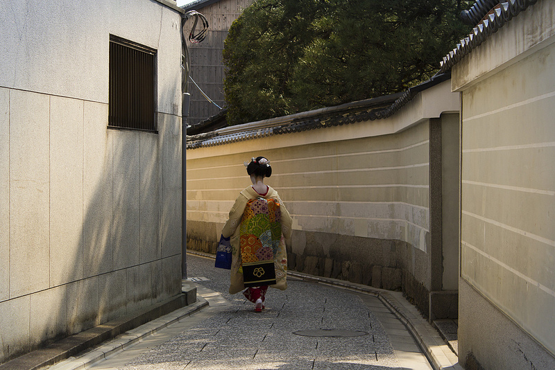 Maiko on her way home after practising for the Kitano Odori, Kamishichiken, Kyoto (photo: www.japanexperterna.se)