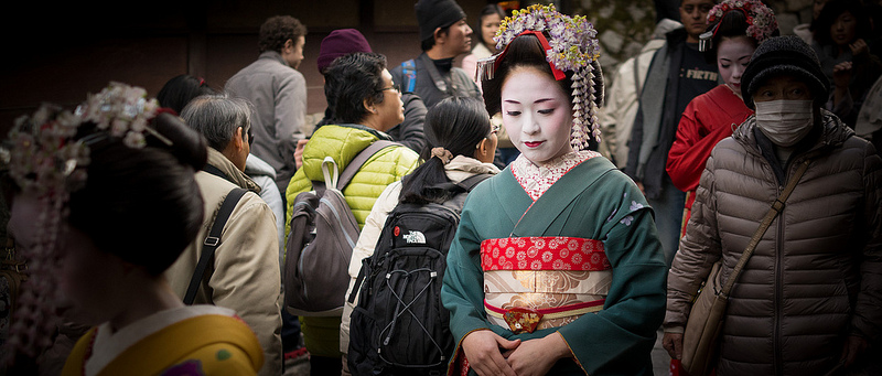 Maiko strolling in Kyoto (photo:  spektrograf/flickr)