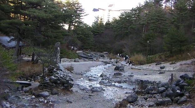 Sainokawara Park and Hot Spring stream