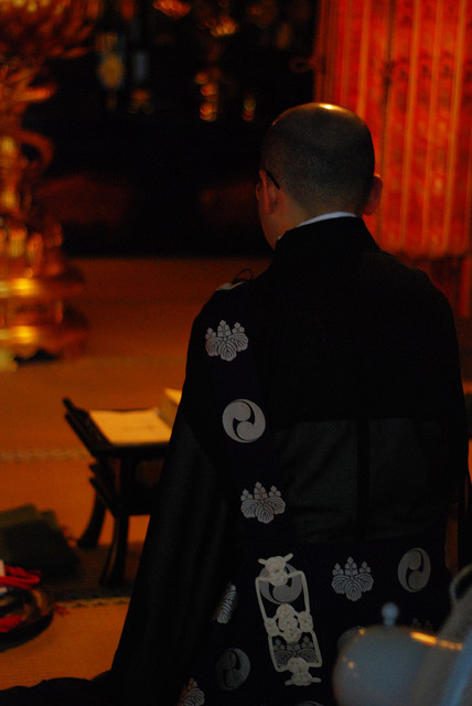 Shojoshin-in morning prayer service (photo:  weirdo513-flickr)