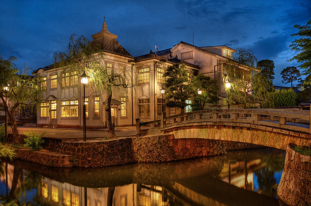 A bridge crossing the river in the historic Bikan District in Kurashiki, Okayama Prefecture, Japan (photo:  lestaylorphoto/flickr)