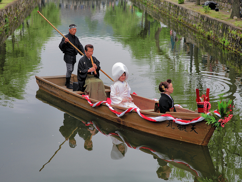 Kurashiki Bikan Historical Quarter wedding boat (photo: Nam2@7676/flickr)
